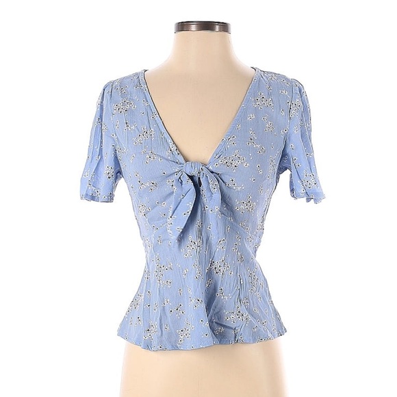 Abercrombie & Fitch Tops - Abercrombie blue floral flutter sleeve v neck blouse